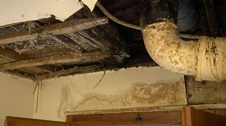 Aus diesem Loch in der Decke tropft es.