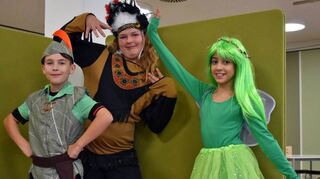 Peter Pan (Liam O’Neill), ein Indianer (Maja Lajkom) und Tinkerbell (Nika Karian) fiebern der Premiere von „Peter Pan“ entgegen.