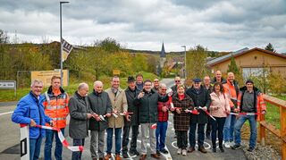 Große Freude bei der Eröffnung: Nach knapp sechsmonatiger Bauzeit ist der neue Radweg zwischen Markelsheim und Apfelbach eröffnet worden. Landrat Christoph Schauder (Bildmitte) und Bad Mergentheims Oberbürgermeister Udo Glatthaar (Sechster von rechts) dankten allen Beteiligten für das nachhaltige Engagement und die reibungslose Umsetzung der Maßnahme.