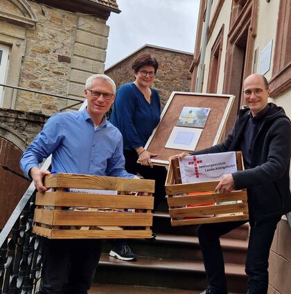 Packen für die Geburtstagsparty: Pfarrer Stefan Märkl (links) und Pfarrer Ralph Walterspacher (rechts) legen zusammen mit Gemeindereferentin Patricia Merkel Hand an, um den Anhänger zu bestücken. „Seelsorge unterwegs“ besucht ab Dienstag, 14. November, die einzelnen Pfarrgemeinden vor Ort. Auf dem Bild fehlt Mechthild Pause.