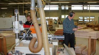 In den Hallen der ehemaligen Firma Fertig wird wieder produziert. Die neu gegründete Firma „Odenwälder Möbel Manufaktur“ hat sich dort eingemietet.