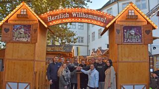 Veranstalter Rudi Bauer (Mitte) drückte mit vielen Partnern den Knopf – und die Lichter des „Winterzaubers“ gingen an.