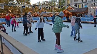 Die Bad Mergentheimer Eisbahn im Äußeren Schlosshof war schon kurz nach der feierlichen Eröffnung stark frequentiert.