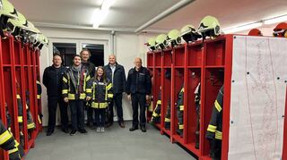 Rundgang mit (von links) Abteilungskommandant Volk, Feuerwehrmann Ludwig, stellvertretendem Abteilungskommandant Stetter, Feuerwehrfrau Müller, Bürgermeister Weber und Kommandant Wendel.