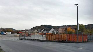 Die Firma Remondis, die die Firma Rückert übernahm, stellte ihre Pläne für ihr Areal am Bahnübergang vor. Eine hohe Lärmschutzwand soll zukünftig die Anlieger jenseits der Bahngleise vor Lärm schützen.