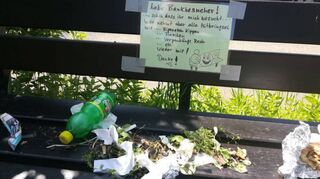 Ein großes Ärgernis ist der Treff von Jugendlichen an einer Bank (Bild) in der Breslauer Straße. Diese steht unmittelbar vor einem Wohnhaus. Anlieger berichteten in der Stadtteilbeiratssitzung von nächtlichen Treffen, Dreck und Lärm.