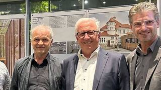 Groß ist die Freude bei (von rechts): Bürgermeister Frank Menikheim,, Architekt Wolfgang Riehle (Vorsitzender der Jury), Architekt Rolf Klärle sowie Bauleiter Alexander Mangold.