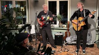 Die Saitenvirtuosen Adax Dörsam (links) und der wie gewohnt hochexpressive Alex Auer brillieren im intimen Kreis.