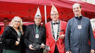 Bürgermeister Dr. Lukas Braun übergab den Rathausschlüssel an die Narrengesellschaft „Strumpfkapp Ahoi“ Lauda und das Prinzenpaar.