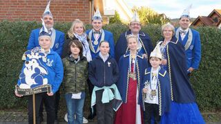 Voller Vorfreude starten die Närrischen Sandhasen Bettingen in ihre Jubiläumssaison. Am Samstag wurden die neuen Regenten Ingo und Andrea Nenner (Erwachsene) und Milan und Ronja Wiechert vorgestellt. Abschied nahm man von ihren Vorgängern Neo Brandt und Jana Friedrich (Kinder) und Hendrik Nenner und Maja Kirchhoff. Das Foto zeigt sie zusammen mit den Vereinsvorsitzenden Heiko Weidmann (links), Lukas Nachtmann und Wappenträger Leonas Weidmann.