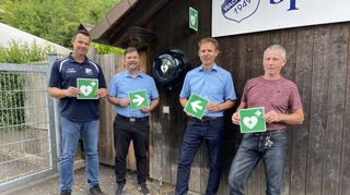 SV-Wachbach-Vorsitzender Hermann Dehner (rechts) und Schriftführer Sven Hübner (links) bei der offiziellen Übergabe des Defibrillators mit Carsten Gründer (Zweiter von links) von der Volksbank Main-Tauber und Ralf Braun von den Stadtwerken Tauberfranken.