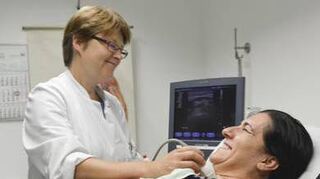 Dr. Franziska Fenner beim Ultraschall. Im Vortrag spricht sie zu Diagnostik und Therapie der Schilddrüse.