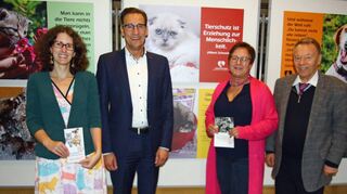 Veranstalter, Gastgeber und Lokalpolitik vor Tierporträts: Jasmin Paul (stellvertretende Vorsitzende des Tierschutzvereins), Marc Schneider von der Sparkasse Tauberfranken, die Vorsitzende des Tierschutzvereins Bad Mergentheim und Umgebung, Heidrun Leiss-Schott sowie Bürgermeister-Stellvertreter Klaus Dieter Brunotte bei der Eröffnung der Ausstellung in der Kundenhalle der Sparkasse Tauberfranken in Bad Mergentheim.
