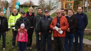 Alfred Beetz von der Leader-Aktionsgruppe bei der Übergabe der Leader-Plakette an Ortsvorsteherin Anne Katrin Kämmer. Die „alla-hopp!“ Anlage in Merchingen ist jetzt um einige Attraktionen reicher.