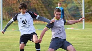 David Bopp (links) freute sich mit dem FC Hettingen II über den ersten Saisonsieg im letzten Spiel des Jahres – 1:0 gewann der FC in Ballenberg.