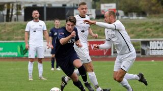 Trotz Chancenplus fährt der VfB Bad Mergentheim (blaue Trikots) keinen Sieg ein.