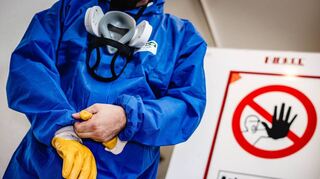 So läuft die Asbest-Sanierung: Overall, Atemschutzmaske, Handschuhe und dazu noch eine Schutzbrille. „KomplettSchutz ist ein Muss“, sagt die Bau-Gewerkschaft.