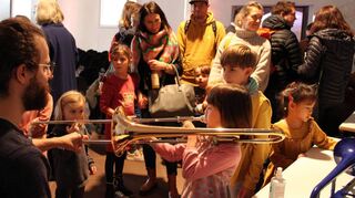 Voll konzentriert probierten Kinder beim Mitmach-Musiktheater in Bronnbach verschiedene Instrumente aus.