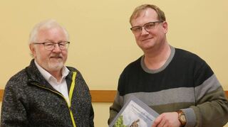 Ralf Knüttel (rechts) übergab das erste Exemplar des überarbeiteten Buchs über Flurdenkmale in Hochhausen an Alfred Schaufler.