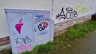 Um waschechte Sachbeschädigungen handelt es sich bei Schmierereien wie diesen. Recht neu sind die Sprühereien am Rewe-Markt (oben), immer wieder mal „aufgefrischt“ wird das Geschmiere an Verteilerkästen (links unten). In der Mitte ein Schriftzug am ehemaligen Club „Cello“ (Mitte), und das TSV-Sportheim wurde bei einem Einbruch im Oktober auch gleich noch verunstaltet.