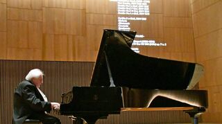 Wenn Grigory Sokolov spielt, versinkt nicht nur für ihn selbst, sondern auch für das Publikum die Außenwelt. Der aus Leningrad stammende Starpianist gastierte bereits zum zweiten Mal in der TauberPhilharmonie.