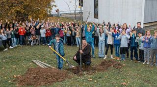 Mit Unterstützung der Stadtgärtner pflanzten die Klassensprecher symbolisch einen Baum selbst ein. Das Bild zeigt (von rechts): Klassensprecher der 5. und 6. Klassen, dahinter Fördervereinsvorsitzende Manuela Kranich, den Intendant der Tauberphilharmonie, Johannes Mnich, Schulleiterin Christiane Ballas-Mahler und Bürgermeister Nick Schuppert (am Baum).