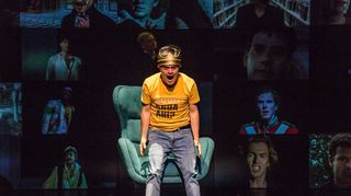 Shakespeares „Hamlet“ ist der, der nicht in die Reihe passt, nicht so ist, wie ihn Familie und Gesellschaft haben wollen. Das Teatro La Plaza aus Peru erzählt seine Geschichte mit Darstellern, die Down-Syndrom haben – und somit auch deren eigene.