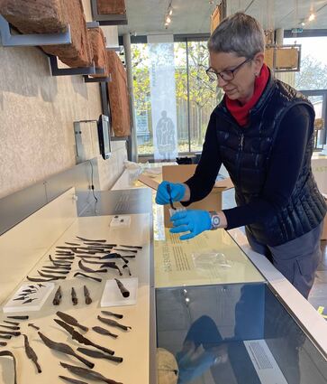 Restauratorin Marion Riebschläger packt Ausstellungsstücke des Römermuseums Osterburken ein. Diese werden während der Renovierungsarbeiten im Zentralen Fundarchiv in Rastatt gelagert.