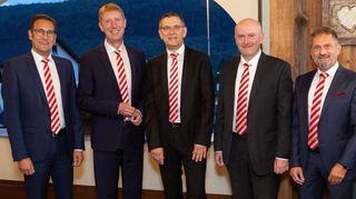 Ehrung bei der Sparkasse Tauberfranken (von links): Marco Schneider, Bereichsleiter Privatkunden, Wolfgang Reiner, stellvertretender Vorsitzender des Vorstands, Rudi Heim, Elmar Müller, Personalratsvorsitzender, und Burkard Peterle, Bereichsleiter Unternehmensentwicklung.
