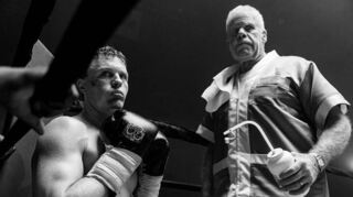 Vor der Entscheidung: Filmszene mit Michael Pitt und Ron Perlman.