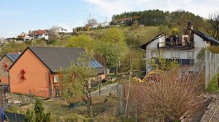 Das Haus mit der Wohnung von Ingo K. ist beim SEK-Einsatz abgebrannt. Auf weiteren Gebäuden des Hofkomplexes sind Runen-Embleme angebracht.