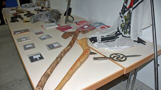 Hakenkreuz-Bajonett, Reichsflagge, Tomahawk und Kriegskeule mit Runenzier: Nur ein Teil der sichergestellten Funde auf dem Hofgelände der Familie A..