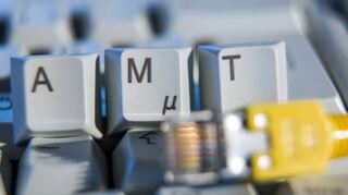 Der Schriftzug „Amt“ ist auf einer Computertastatur hinter einem Netzwerkkabel zu sehen. Der Digitalisierungsdruck in den Behörden ist groß.