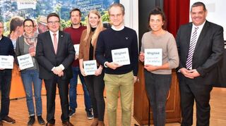 Der Vorsitzende des Tourismusverbandes, Landrat Christoph Schauder (Vierter von links), durfte bei der Mitgliederversammlung zusammen mit Geschäftsführer Sven Dell (rechts) neue Mitglieder begrüßen.
