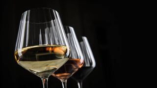 Wenig geübte Weintrinker greifen häufig zu lieblichen oder halbtrockenen Weinen. Wer sich schon länger mit Wein beschäftigt, landet meist bei trockenem.