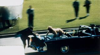 Aus dem Film von Hobbyfilmer Abraham Zapruder: Kennedy liegt getroffen auf der Rückbank, Jacki klettert auf das Heck, Clint Hill (Secret Service) springt auf.