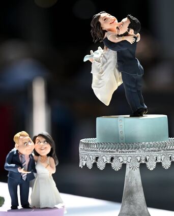 Eine Doppelhochzeit birgt die Gefahr, dass sich die Brautpaare gegenseitig übertrumpfen wollen und sich ein Brautpaar weniger im Mittelpunkt fühlt.