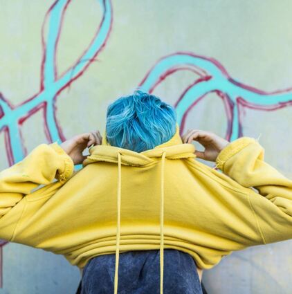 Ob es Eltern nun gefällt oder nicht: Was Teenager in die Schule anziehen, haben sie kaum in der Hand. Doch Kompromisse können helfen.