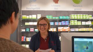 Apothekerin Dr. Petra Sitterberg findet es schön, dass man in Hardheim die Kunden oft jahrelang betreut. „Das macht es sehr familiär“, sagt die promovierte Pharmazeutin.