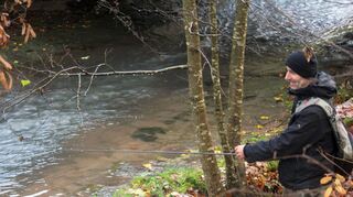 Devid Trunk steht mit seiner Angel an der Morre in der Nähe vom Waldschwimmbad. Weil derzeit Schonzeit ist, verzichtet er für das Foto auf einen Köder.
