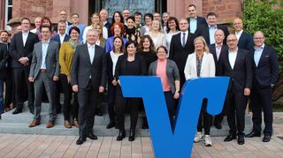 Vorstandsvorsitzender Michael Schneider (vordere Reihe links), stellvertretender Vorsitzender Holger Engelhardt (rechts), Vorstandsmitglied Marco Garcia (Dritter von rechts), Bürgermeisterin Anette Schmidt (Sechste von rechts) und Betriebsratsvorsitzender Daniel Wittmann (Dritter von links) mit den für 25 und mehr Jahre Geehrten.