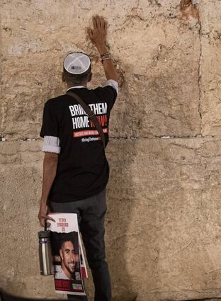 Ein Mann betet an der Klagemauer in der Jerusalemer Altstadt für die von der Hamas entführten Geiseln.