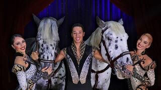 René Casselly ist mit seinen beiden Partnerinnen und ihrem „Pas de Trois zu Pferd“ der absolute Star dieser 23. Weihnachtscircus-Saison.