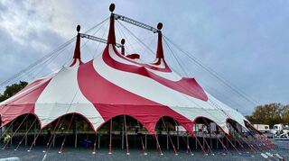 Das nagelneue Zelt steht seit Freitagnachmittag auf der Theresienwiese.