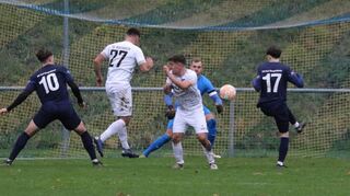 Wachbachs spielender Co-Trainer Uwe Walter (Nummer 27) erzielt nach einem Freistoß per Kopf das Tor zum 2:2-Endstand.
