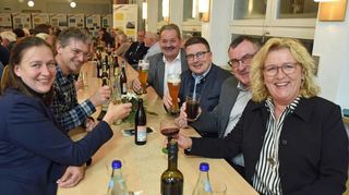 Beim Rehessen in Freudenbach hatte Ortsvorsteherin Christiane Zobel-Heißwolf (rechts) hohen Besuch (von links): Boxbergs Bürgermeisterin Heidrun Beck, Igersheims Bürgermeister Frank Menikheim, Werbachs ehemaliger Bürgermeister Ottmar Dürr, Landrat Christoph Schauder und Creglingens Bürgermeister Uwe Hehn. Die Gäste zeigten sich beeindruckt vom ehrenamtlichen Engagement in Freudenbach, Schön und Erdbach.