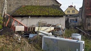 Dieser Hof in der Freudenbacher Ortsmitte gehört dem Land Baden-Württemberg – seitdem der Besitzer gestorben ist und niemand das Erbe antrat. Die Dorfgemeinschaft möchte den Außenbereich entrümpeln, doch das gestaltet sich schwerer als erwartet, denn von den zuständigen Behörden gibt es dafür (noch) kein grünes Licht.