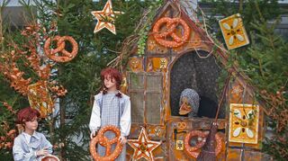 Die Märchenbilder – hier Hänsel und Gretel – sind die Besonderheit des Niederstettener Weihnachtsmarktes.