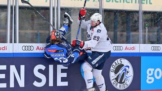 Check von Denis Reul (Nr.29 - Adler Mannheim) gegen Wojciech Stachowiak (Nr.19 - ERC Ingolstadt) beim Spiel in der Penny DEL, ERC Ingolstadt (dunkel) - Adler Mannheim (hell).

Foto © PIX-Sportfotos *** Foto ist honorarpflichtig! *** Auf Anfrage in hoeherer Qualitaet/Aufloesung. Belegexemplar erbeten. Veroeffentlichung ausschliesslich fuer journalistisch-publizistische Zwecke. For editorial use only.