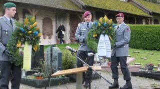 Vertreter der Reservistenkameradschaft legten bei der zentralen Gedenkfeier der Stadt Wertheim zum Volkstrauertag Kränze auf dem Bergfriedhof nieder. Die Redner betonten, der Tag soll Mahnung sein für den Einsatz eines jeden für den Frieden.